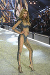 Stella Maxwell con un conjunto brilly en el Victoria's Secret Fashion Show 2016