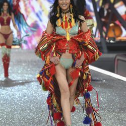 Liu Wen con lencería oriental en el Victoria's Secret Fashion Show 2016