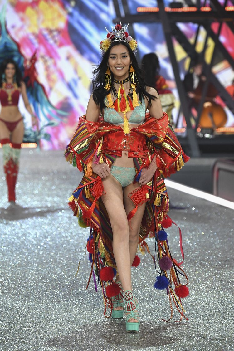 Liu Wen con lencería oriental en el Victoria's Secret Fashion Show 2016