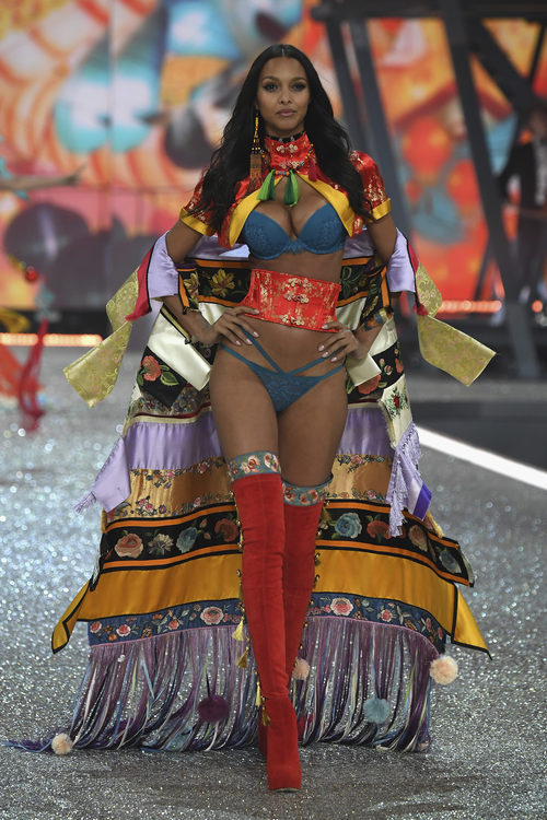 Lais Ribeiro con una capa colorida en el Victoria's Secret Fashion Show 2016