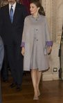 La Reina Letizia con un total look gris en su visita a la Embajada española en Portugal