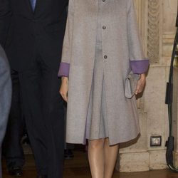 La Reina Letizia con un total look gris en su visita a la Embajada española en Portugal