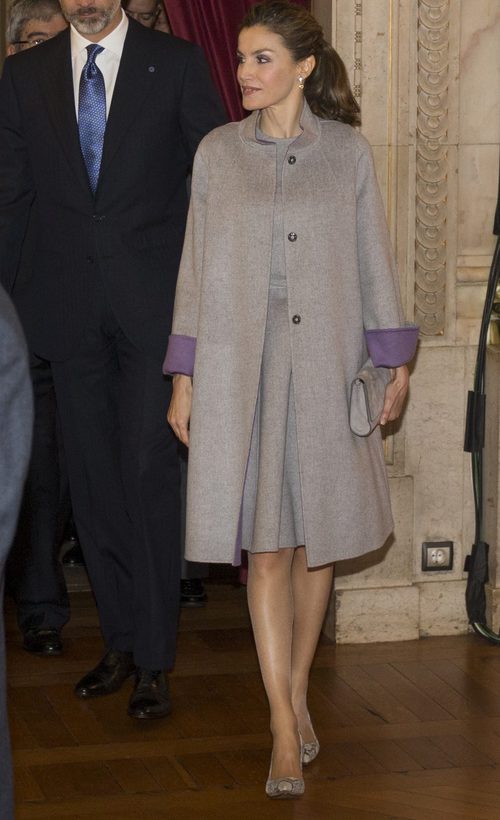 La Reina Letizia con un total look gris en su visita a la Embajada española en Portugal