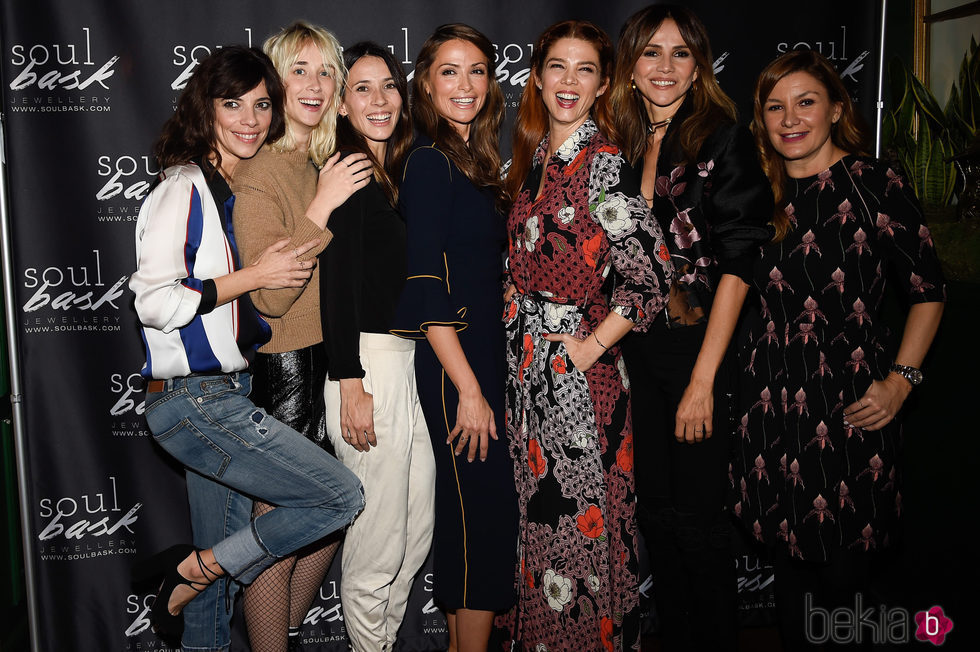 Bárbara Goenaga con las celebrities del proyecto 'Anillos solidarios' de SoulBask