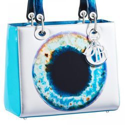 Bolso azul y blanco de la colección 'Lady Art' de Dior