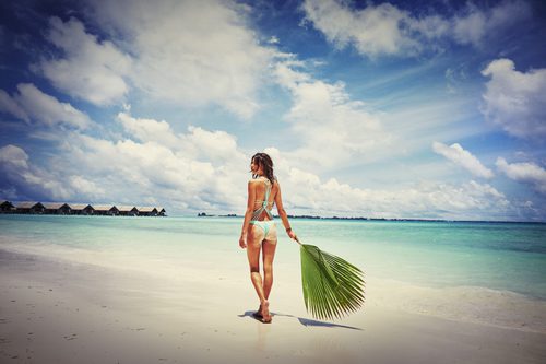 Alessandra Ambrosio con un bañador azul celeste de Ale by Alessandra