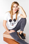 Marta Hazas con la camisesta solidaria de Alvarno