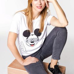 Marta Hazas con la camisesta solidaria de Alvarno