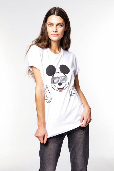 Marina Pérez con la camiseta de Mickey Mouse solidaria de Alvarno