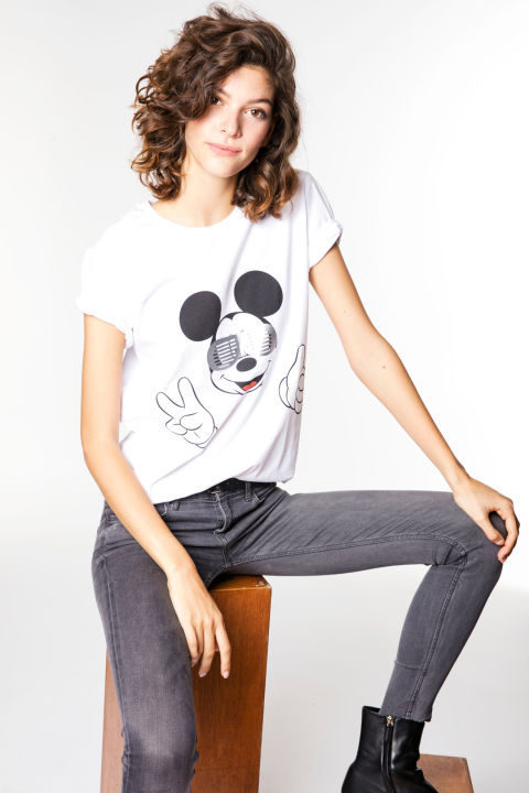Marta Ortiz con la camiseta solidaria de Mickey Mouse de Alvarno