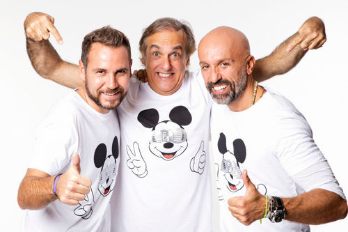 Álvaro Castejón, Arnaud Millard y Paco Arango con la camiseta solidaria de Alvarno
