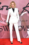 Eva Herzigová con un traje de chaqueta en los British Fashion Awards 2016