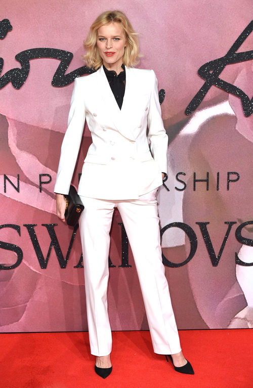 Eva Herzigová con un traje de chaqueta en los British Fashion Awards 2016