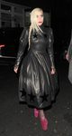Lady Gaga con un vestido de cuero en las calles de Londres