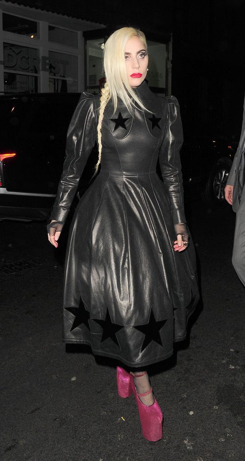 Lady Gaga con un vestido de cuero en las calles de Londres