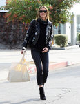Heidi Klum con un look rockero por las calles de California
