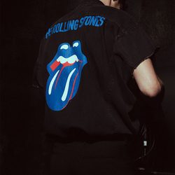 Chaleco negro vaquero de los Rolling Stones de Zara en su colección limitada