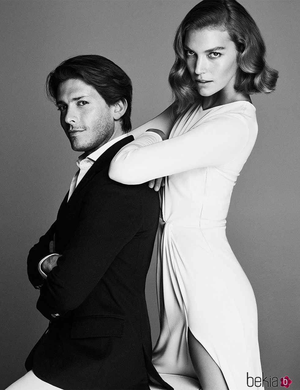 Arizona Muse posando con Edgardo Osorio, director creativo de Aquazzura