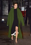 Rita Ora con un abrigo oversize en las calles de Nueva York