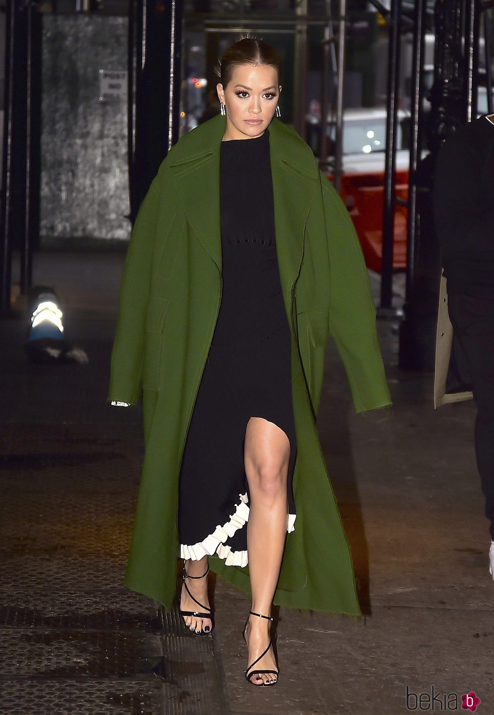 Rita Ora con un abrigo oversize en las calles de Nueva York