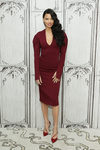Adriana Lima con un total look burdeos en un programa de televisión en Nueva York