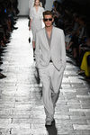Traje de chaqueta blanco de Bottega Veneta primavera/verano 2017 en la Milán Fashion Week