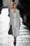 Vestido blanco roto de Bottega Veneta primavera/verano 2017 en la Milán Fashion Week