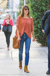 Alessandra Ambrosio con unos jeans clásicos por las calles de Los Ángeles