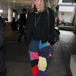 Cara Delevingne con un chándal multicolor en Los Ángeles