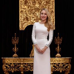 Berta Collado con un vestido blanco en la presentación de la programación 'TVE: Vive la Navidad'