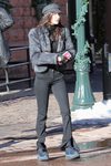 Bella Hadid con un look vintage por las calles de Aspen, Colorado