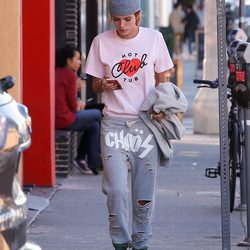 Bella Thorne con un chándal gris en Los Ángeles