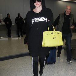 Khloe Kardashian con chándal oversize negro en Los Ángeles