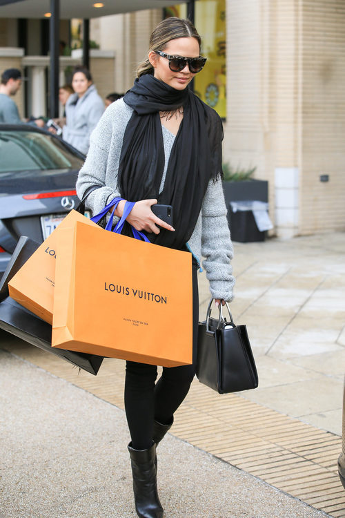 Chrissy Teigen con un look bicolor por las calles de Los Ángeles