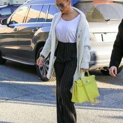Jennifer Lopez con unos palazzo en las calles de California