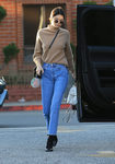 Kendall Jenner con unos jeans rectos en las calles de Beverly Hills