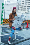 Alma Jodorowsky con una chaqueta marrón de Mango colección 'Journeys' invierno 2017