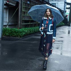 Alma Jodorowsky con una chaqueta de cuero de Mango colección 'Journeys' invierno 2017
