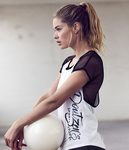 Doutzen Kroes con una camiseta deportiva de su propia colección con Hunkemöller