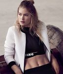 Doutzen Kroes con una sudadera blanca de su propia colección para Hunkemöller