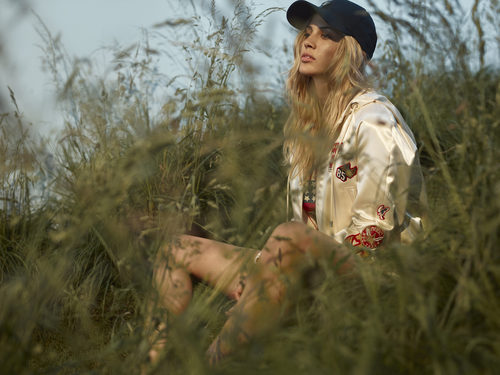 Bomber decorada con parches de Tommy Hilfiger colección Resort 2017