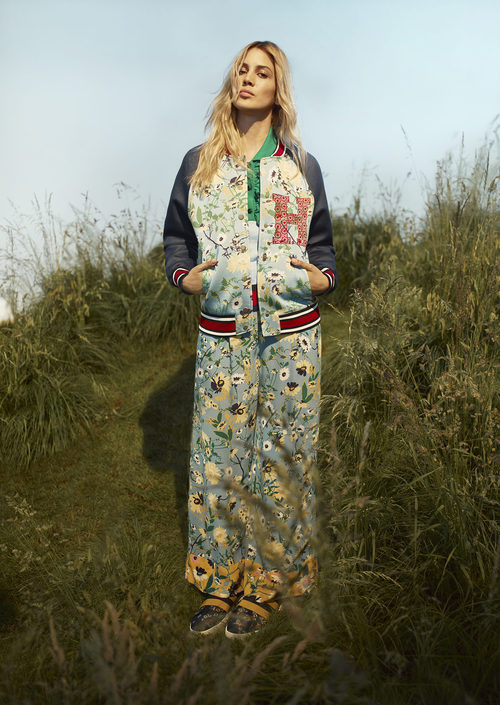 Bomber de estampado floral de Tommy Hilfiger colección Resort 2017