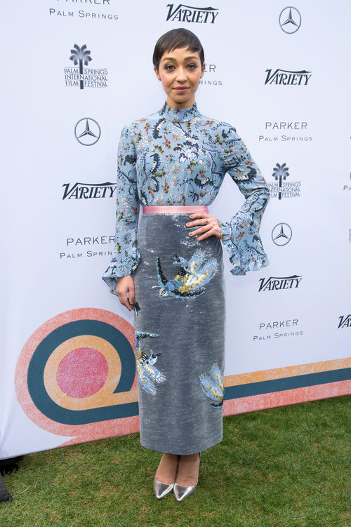 Ruth Negga con un look de terciopelo en Variety's Creative Impact Awards