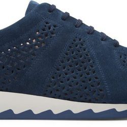 Sneakers azul marino de la colección masculina de Cartujano primavera/verano 2017
