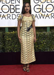 Kerry Washington con un look dorado en los Globos de Oro 2017