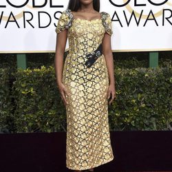Kerry Washington con un look dorado en los Globos de Oro 2017