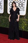 Monica Bellucci con un total black en los Globos de Oro 2017