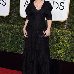 Monica Bellucci con un total black en los Globos de Oro 2017