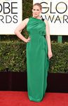 Anna Chlumsky con un vestido verde en los Globos de Oro 2017