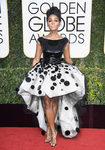 Janelle Monae con un look bicolor en los Globos de Oro 2017